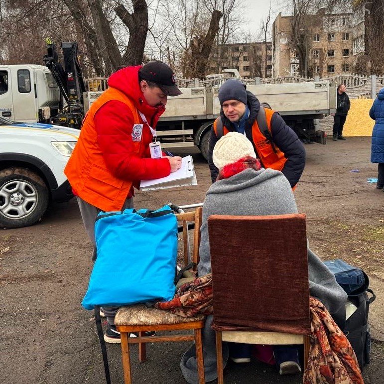 UNFPAUkraine's tweet photo. Horrific attack on #KryvyiRih killed 4 and injured others. Residential buildings were also damaged. Our psychosocial support mobile teams, backed by @USAIDSavesLives, assisted over 40 people, offering consultations &amp; giving dignity kits. Our thoughts are with those affected. https://t.co/rxOAIj7I5A