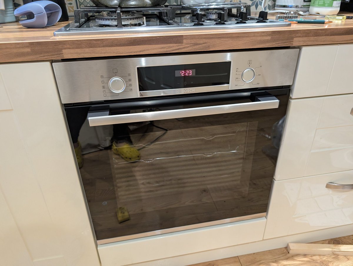 Fit my first oven today. Tricky with a newborn, but managed it 💪