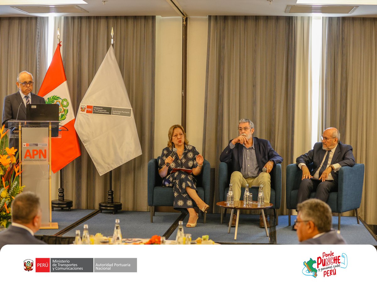 APN_PuertosPeru's tweet photo. 🚢#PresentaciónDelPNDP | En el encuentro con actores clave del sector portuario, expertos como Edgar Patiño, Patricia Benavente y César Ballón destacaron el avance de la actualización del #PNDP, resaltando áreas clave para mejorar la eficiencia y competitividad portuaria.
#APN https://t.co/24XMYLMKA6