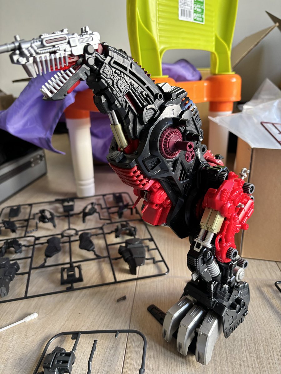 soulsiegfried1's tweet photo. #デスザウラー  #破壞暴龍 #破壞直立龍 #AZ07 製作中…
這是國小當時怯弱沒有衝的一個遺憾、對朋友說你買我就買、卻怕被家裡罵而沒入手⋯⋯
長大後漲了三四倍價格的重製新版本來了
去年給自己的生日禮物，圓一個遺憾、補給小時候的那個自己一個交代😅
真的夠大夠帥啊啊啊（組一隻腳就能站了） https://t.co/bPHNv6Stg4