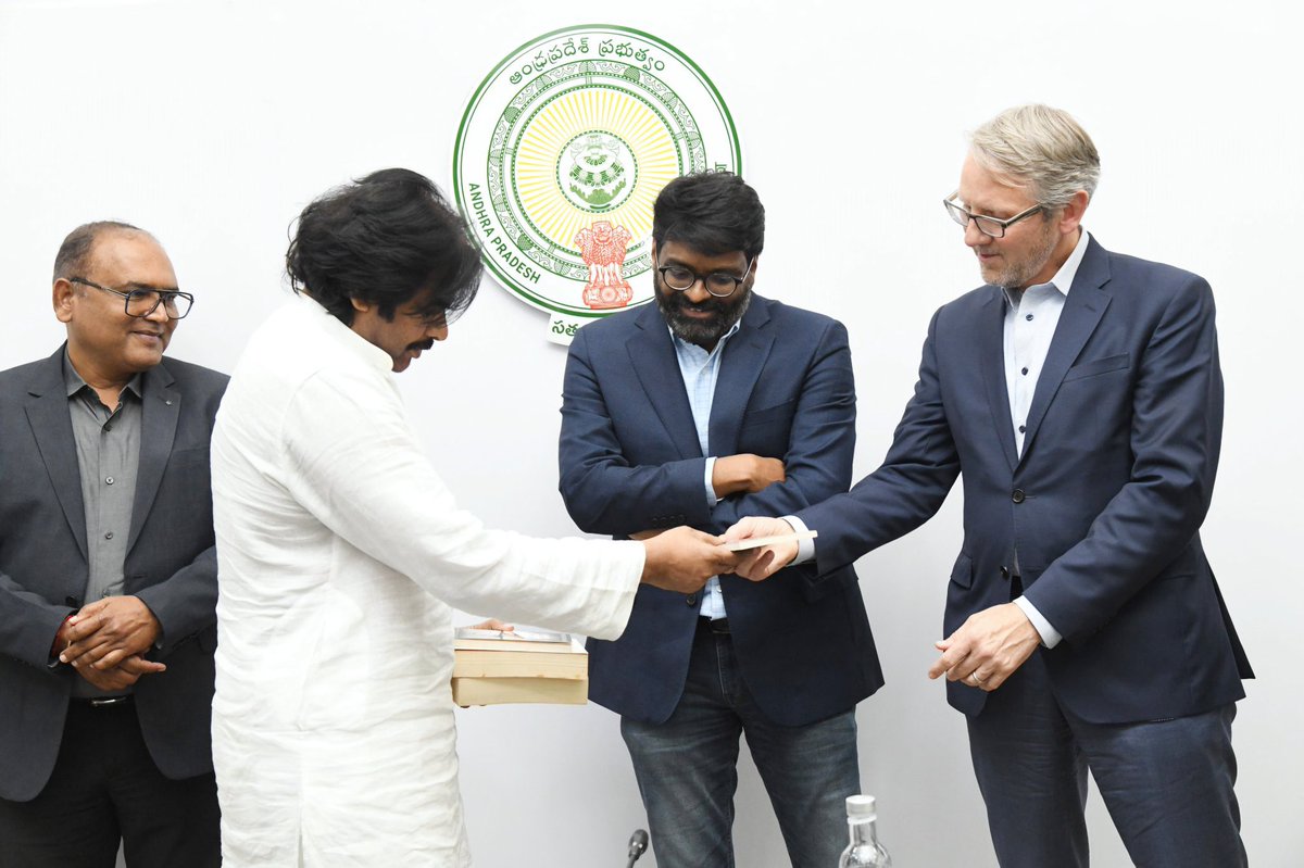 Ram4Janasena's tweet image. An MOU was made between AP government &amp;amp; @PeopleTechInc to setup an Electric Vehicle Park in 1200 acres (Orvakal, Kurnool)

@PawanKalyan gaaru 
@VishwaPrasadTG gaaru

#JSPforAP #NDA #JanaSenaParty #PawanKalyan