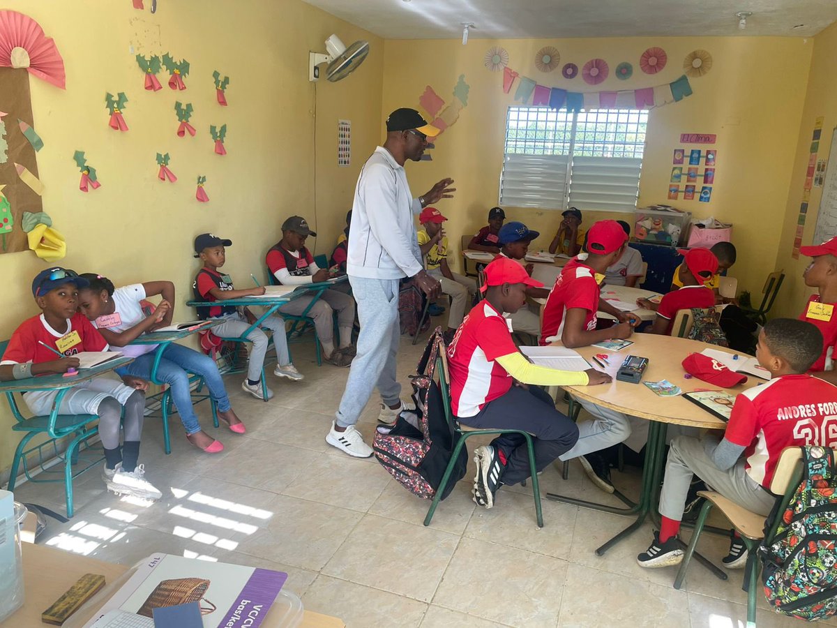 MannyActa14's tweet photo. La Fundacion ImpACTA Kids, inició clases de inglés, el sábado 11 de enero, tendrá una duración de 6 meses, con el primer grupo(20 niños) de pequeñas ligas, los cuales serán provistos de los materiales gastables, apoyo profesional de educadores tanto de inglés como de español.🤓😎 https://t.co/w5URzCM5Ec