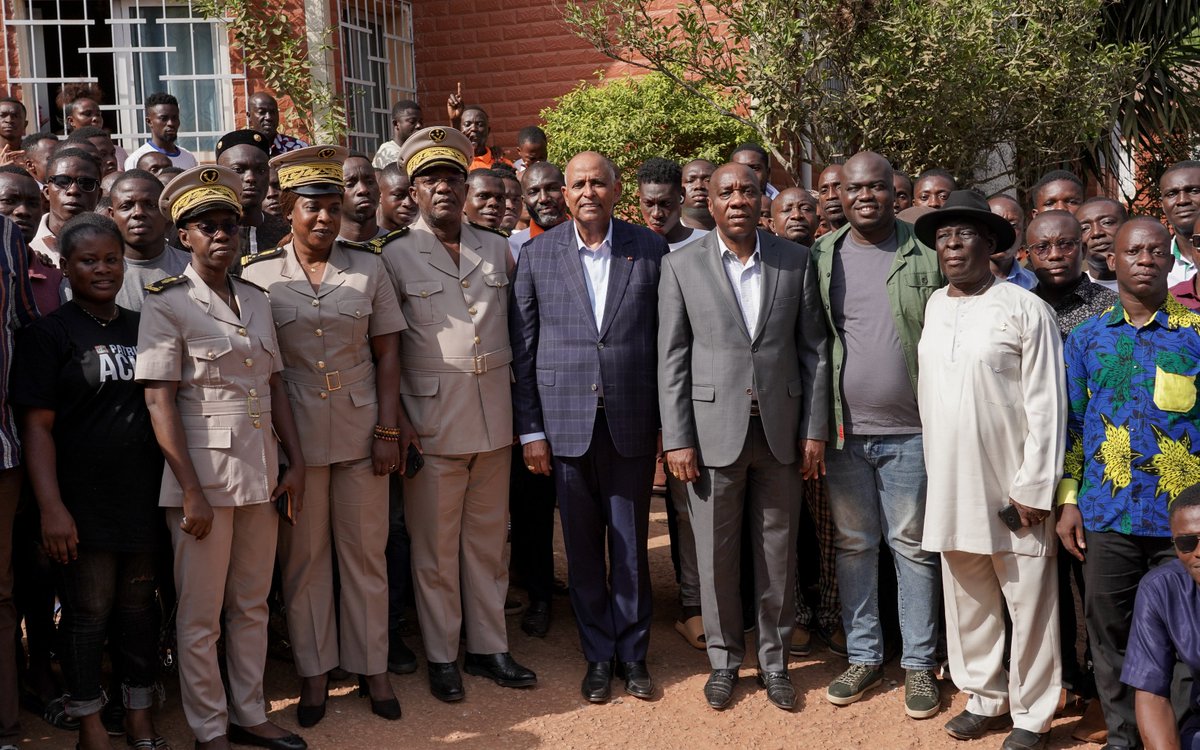 ACHIPatrick4's tweet photo. Durant la tournée de vœux dans La Mé, nous avons rencontré chefs traditionnels, jeunes, et leaders locaux à Agou, Becedi Brigan, Becoueffin, Affery, Dinguira, Oglwapo, Yakassé-Attobrou et Bieby. Unité et tradition au service d’un avenir prospère. #LaMéRégionModèle #OnAvance 🇨🇮 https://t.co/ooVagCl590