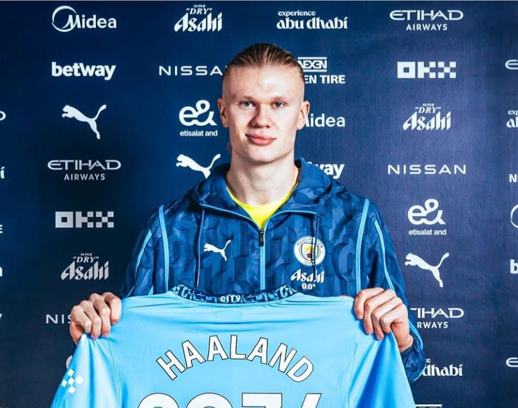 _expressfoot_'s tweet photo. Erling Haaland après avoir prolongé son contrat avec Manchester City🎙️: 

« Les défenseurs de Premier League... Je suis désolé, mais je suis là pour rester. » 

(@ManCity) https://t.co/1E24ylx0jT