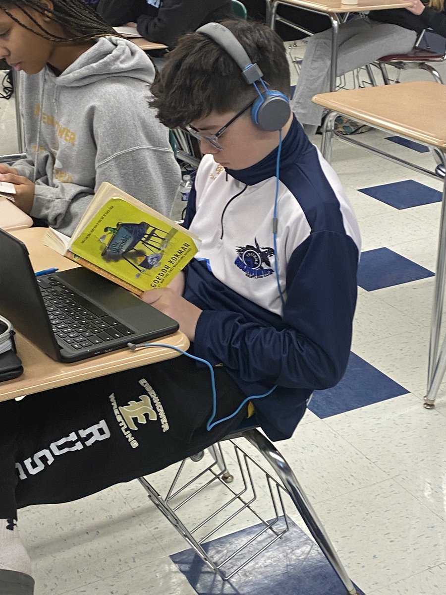 DDESegardner's tweet photo. Taking time for reading today and repping their favorite teams!  #ReadBowl @ReadWithMalcolm @DDEGambino @SahlinJennie https://t.co/c1uDVNnOMF