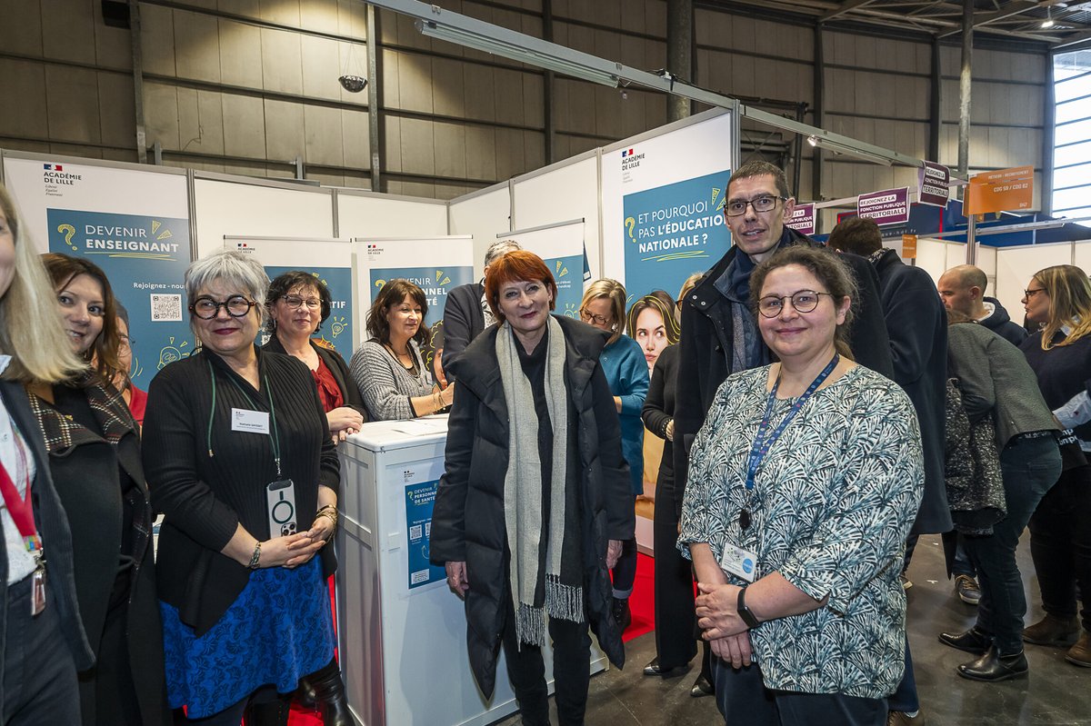 AcLille's tweet photo. 🎓 La rectrice de l’académie de Lille en visite au Salon du lycéen et @letudiant à Lille. 
Valérie Cabuil a échangé avec les jeunes et les équipes sur les opportunités d’orientation et de carrière. 

📣 Le salon continue jusqu’à samedi, venez nous rencontrer ! https://t.co/hTe4HYaH4X