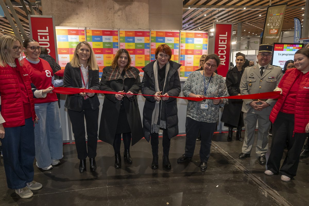 Académie de Lille (@aclille) on Twitter photo 🎓 La rectrice de l’académie de Lille en visite au Salon du lycéen et <a href="/letudiant/">l'Etudiant</a> à Lille.
Valérie Cabuil a échangé avec les jeunes et les équipes sur les opportunités d’orientation et de carrière.
📣 Le salon continue jusqu’à samedi, venez nous rencontrer ! 🎓 La rectrice de l’académie de Lille en visite au Salon du lycéen et <a href="/letudiant/">l'Etudiant</a> à Lille.
Valérie Cabuil a échangé avec les jeunes et les équipes sur les opportunités d’orientation et de carrière.
📣 Le salon continue jusqu’à samedi, venez nous rencontrer !