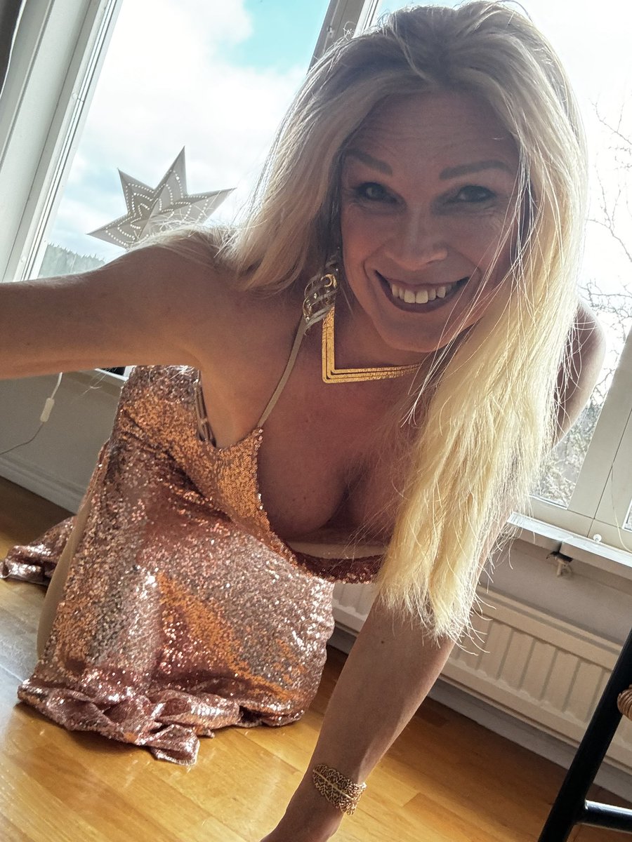 AnnadeWinter1's tweet photo. Oops I dropped something 🤭😅😘

Happy weekend beautiful people 💋 https://t.co/HjvrYEbEbg