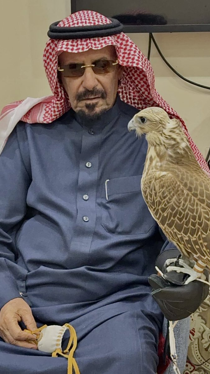 " أحنّه من الزلة ومن هرجة الهرّاج
وابكّي عيون اللي يقولون لي بكّه

ولاهو بشرط البعد يطفي الغلا الوهّاج
 ابن عون كان مولّع بـ طيره وفكّه "

_عناد الشيباني