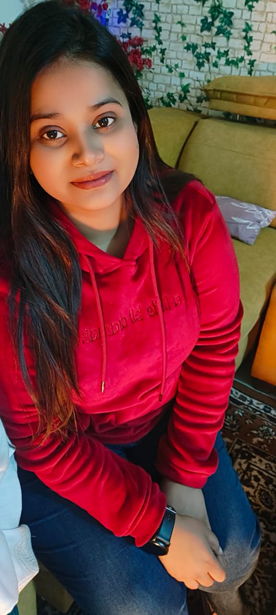 azizkavish's tweet photo. लखनऊ  में 10 साल से गिरजा शंकर पाल के साथ लीविन रिलेशन में रायबरेली की एक लड़की रह रही थी। 
संदिग्ध परिस्थिति में लड़की की मौत हो जाती है।

लड़की की सहेलियों ने बताया की काफी दिनों से गिरजा शंकर लड़की को मारता पीटता था, वही परिवार के लोगों ने बताया कि पिछले कई दिनों से लगातार सैड स्टोरी लगा रही थी अपने व्हाट्सएप स्टेटस पर। 
लड़की शादी की बात करती तो गिरजा टाल मटोल करता।

फिलहाल  लड़की के घर वालों ने इल्जाम लगाया है की गिरिजा शंकरपाल ने लड़की की हत्या कर दी। 
  तहरीर मिलने के बाद पीजीआई पुलिस ने मामले की जांच शुरू कर दी है।