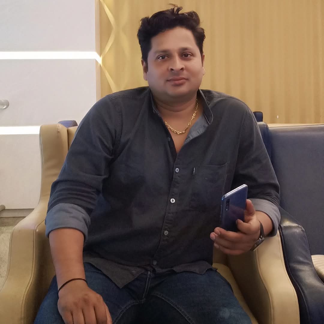 azizkavish's tweet photo. लखनऊ  में 10 साल से गिरजा शंकर पाल के साथ लीविन रिलेशन में रायबरेली की एक लड़की रह रही थी। 
संदिग्ध परिस्थिति में लड़की की मौत हो जाती है।

लड़की की सहेलियों ने बताया की काफी दिनों से गिरजा शंकर लड़की को मारता पीटता था, वही परिवार के लोगों ने बताया कि पिछले कई दिनों से लगातार सैड स्टोरी लगा रही थी अपने व्हाट्सएप स्टेटस पर। 
लड़की शादी की बात करती तो गिरजा टाल मटोल करता।

फिलहाल  लड़की के घर वालों ने इल्जाम लगाया है की गिरिजा शंकरपाल ने लड़की की हत्या कर दी। 
  तहरीर मिलने के बाद पीजीआई पुलिस ने मामले की जांच शुरू कर दी है।