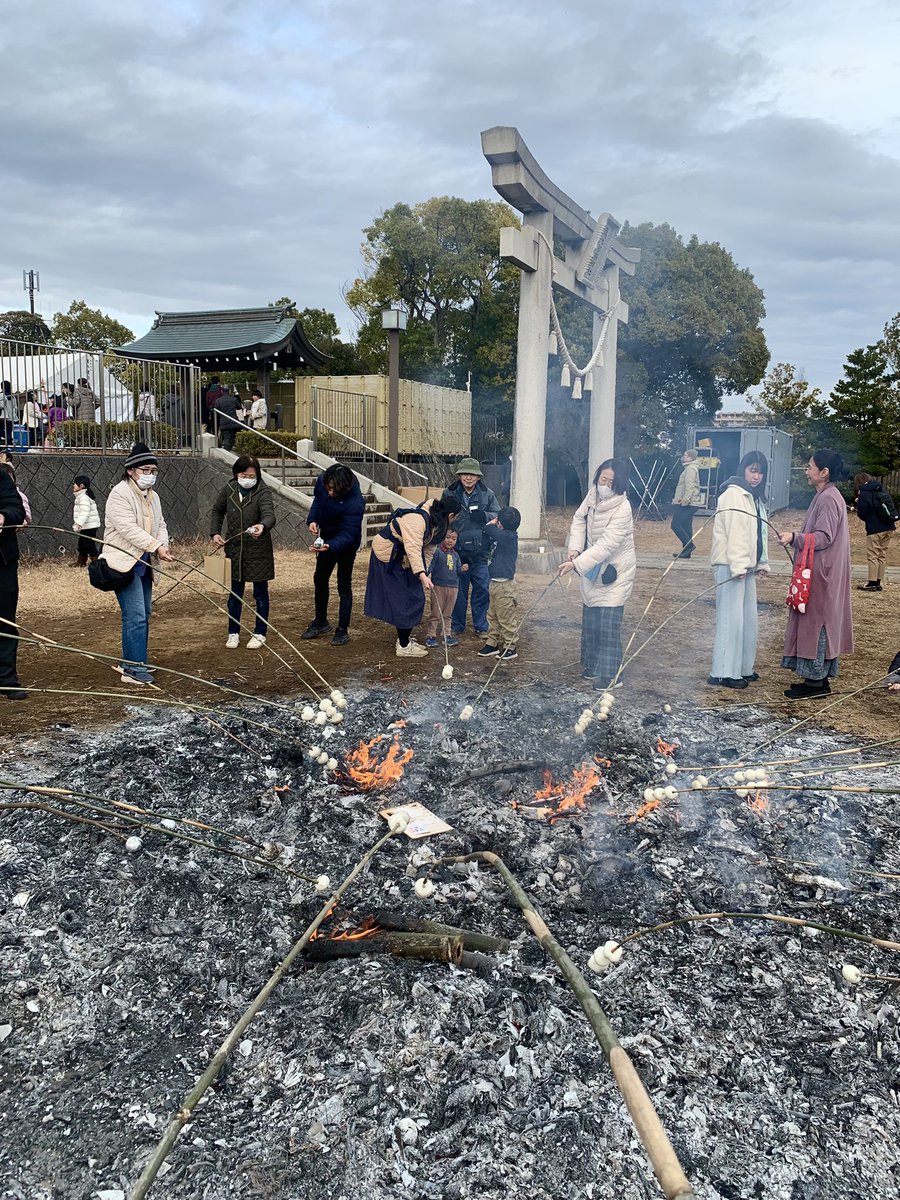 Januar bisher, war das erste Mal bei  einem Dondoyaki.🔥🇯🇵 (die Mochi sind uns etwas verbrannt ups) #japan #matsuri #どんど焼き #daruma #tokyo