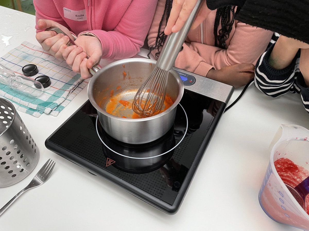MISS_sciences (@miss_sciences) on Twitter photo 17/01 - Atelier molécules à cuisiner avec des CM2 de <a href="/Palaiseau91/">Ville de Palaiseau</a>. Préparation de lames de peau de tomates et de poivron pour observer les cellules. Centrifugation de jus de tomates. Etude de gel physique. 17/01 - Atelier molécules à cuisiner avec des CM2 de <a href="/Palaiseau91/">Ville de Palaiseau</a>. Préparation de lames de peau de tomates et de poivron pour observer les cellules. Centrifugation de jus de tomates. Etude de gel physique.