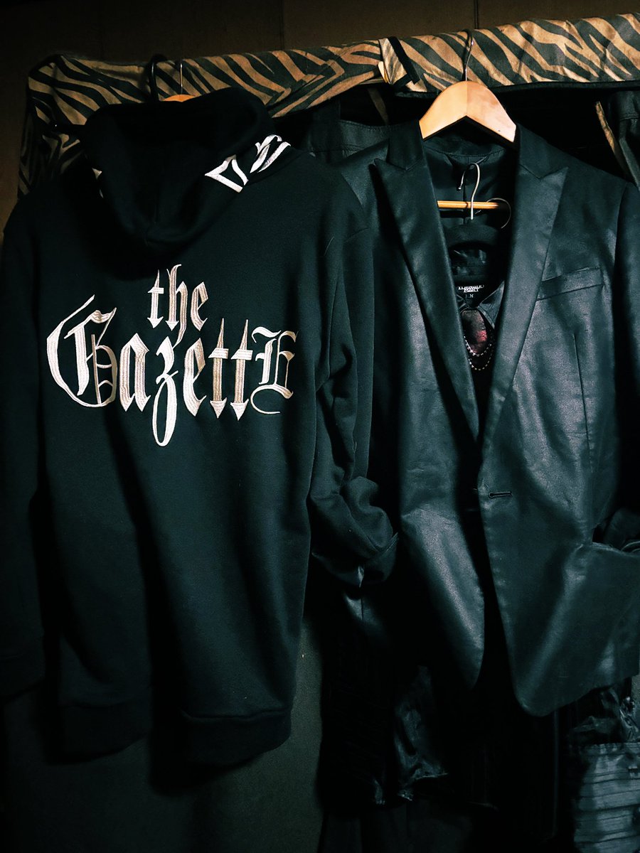 ミュージシャン the GazettE LOGO HOODIE BLACK X WHITE 何かちょいちょいグッズの事とかで、 キレてますけど、俺はこのhoodie