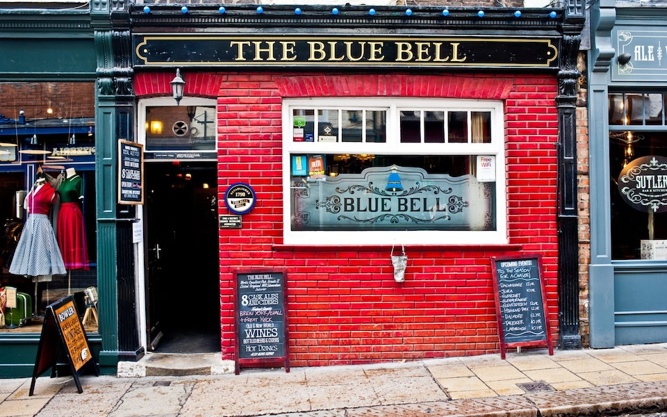 The Blue Bell, 53 Fossgate, #York YO1 9TF 🍻
Established in 1798, The Blue Bell is York’s smallest and most beautiful pub. Last decorated in 1903 and retaining all of its Edwardian charm, a drink in The Blue Bell is a step back in time.