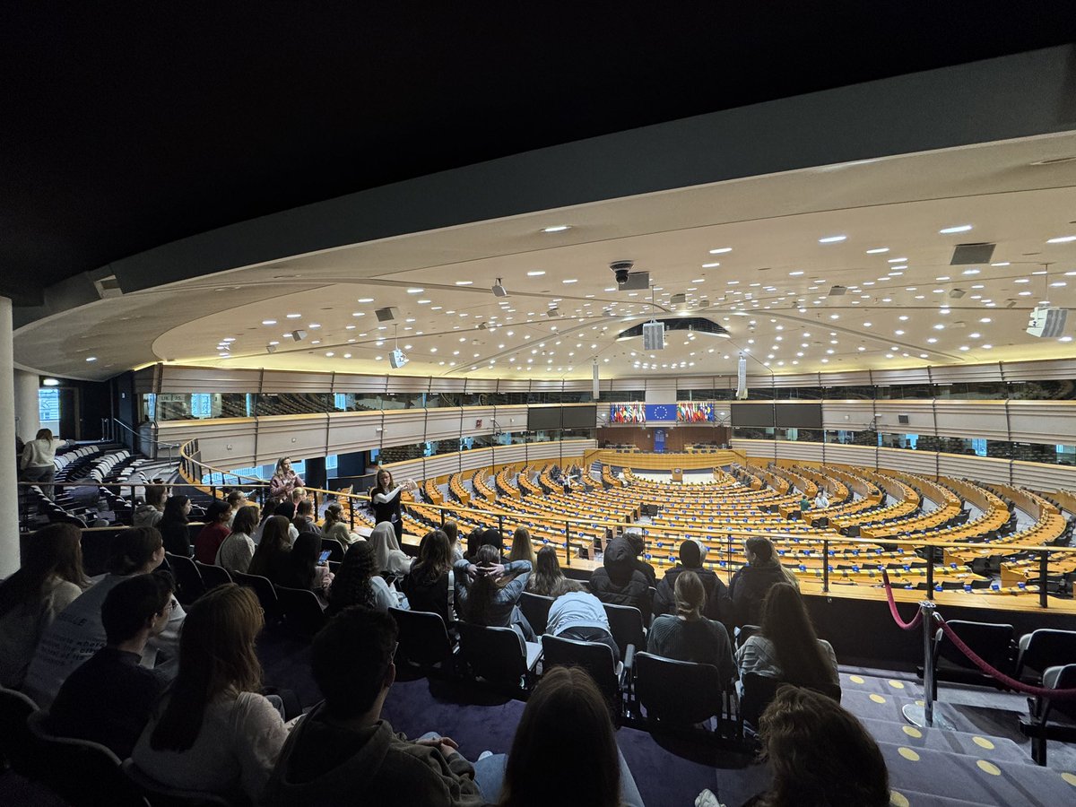 Met 86 leerlingen naar <a href="/cdaeuropa/">CDA Europa</a> <a href="/tbwberendsen/">Tom Berendsen</a> !

Gen Z meer betrokken krijgen bij de politiek begint bij het gewoon bezoeken. Hoe werkt de EU? Wat staat ons te wachten door internationale ontwikkelingen? Die vragen en meer stelden leerlingen van <a href="/Scaldambo/">Scalda</a> vandaag. Mooie dag!