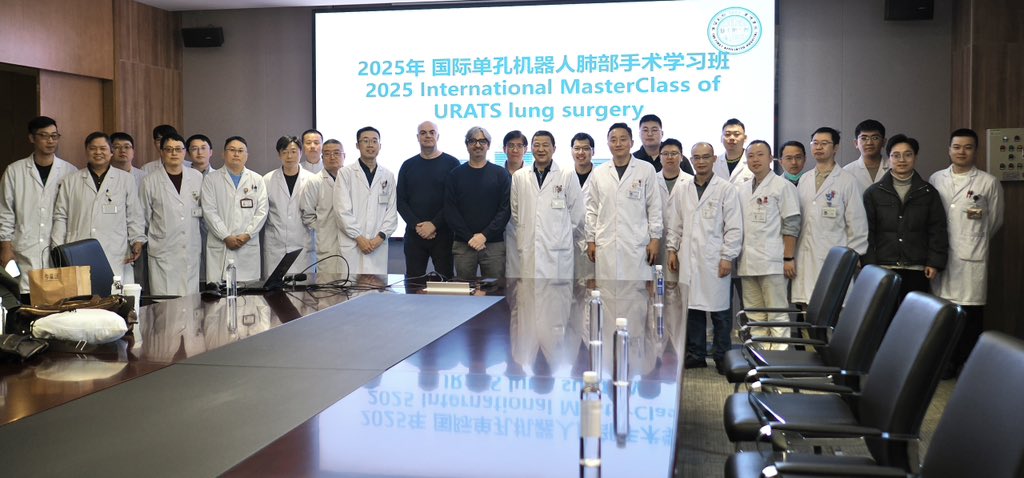 dgonzalezrivas's tweet photo. 2 lung cancer cases today at Suzhou First peoples hospital with the revolutionary single port robotic system SHURUI (right upper lobectomy after chemotherapy, inmunotherapy and target therapy and a simple Right upper lobectomy) https://t.co/Ka2CS3GzqG