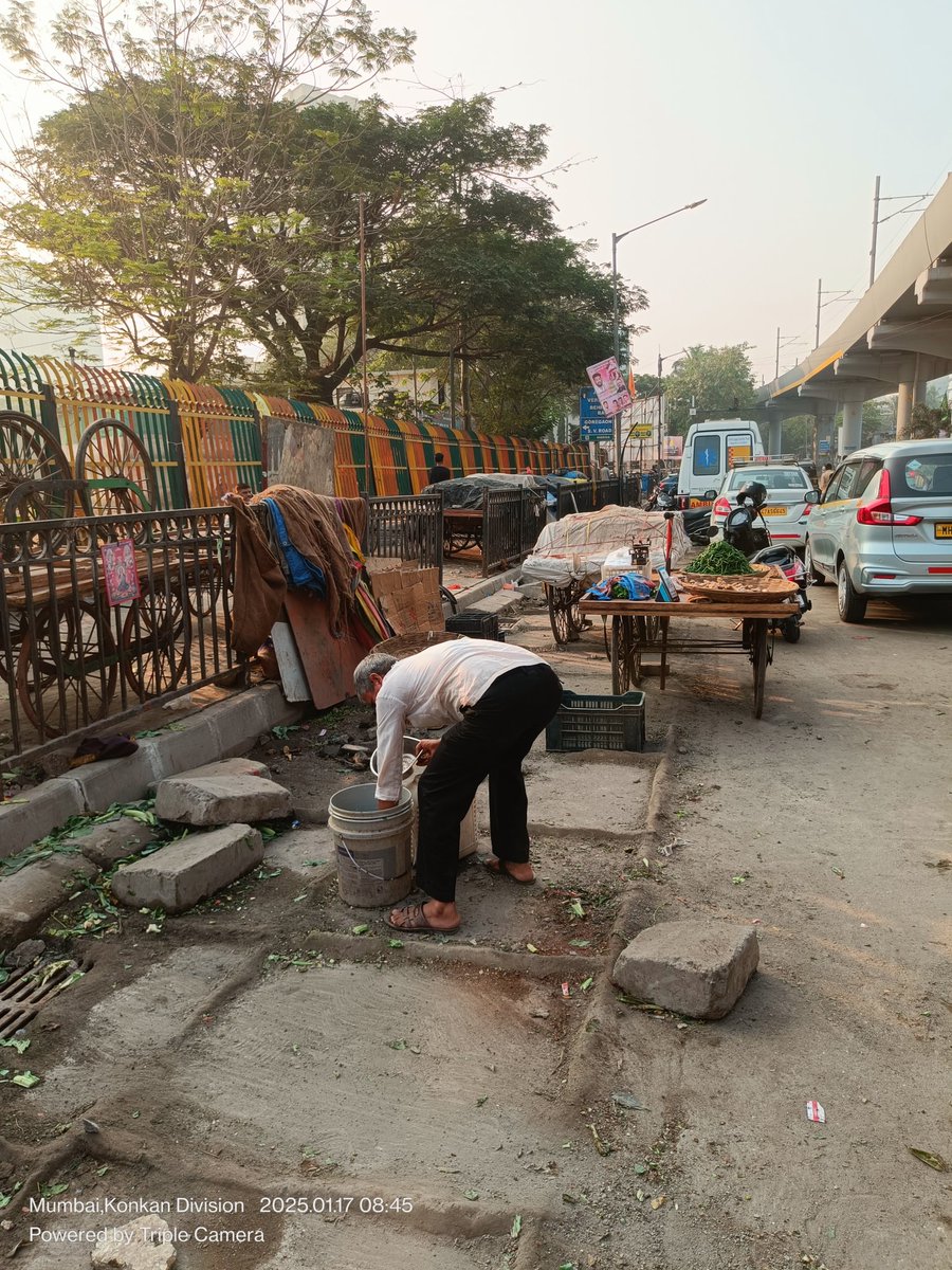 mid_waytimes's tweet photo. 🔴 Selective Targeting:
As per locals, the crackdown seems to target only those hawkers who refuse to pay weekly bribes to corrupt officials. Those who comply with these illegal demands are allegedly given tacit approval to continue operating, 
@cjv_555 @mybmcWardPS @arsun_raj https://t.co/jYiQiZ8QA0
