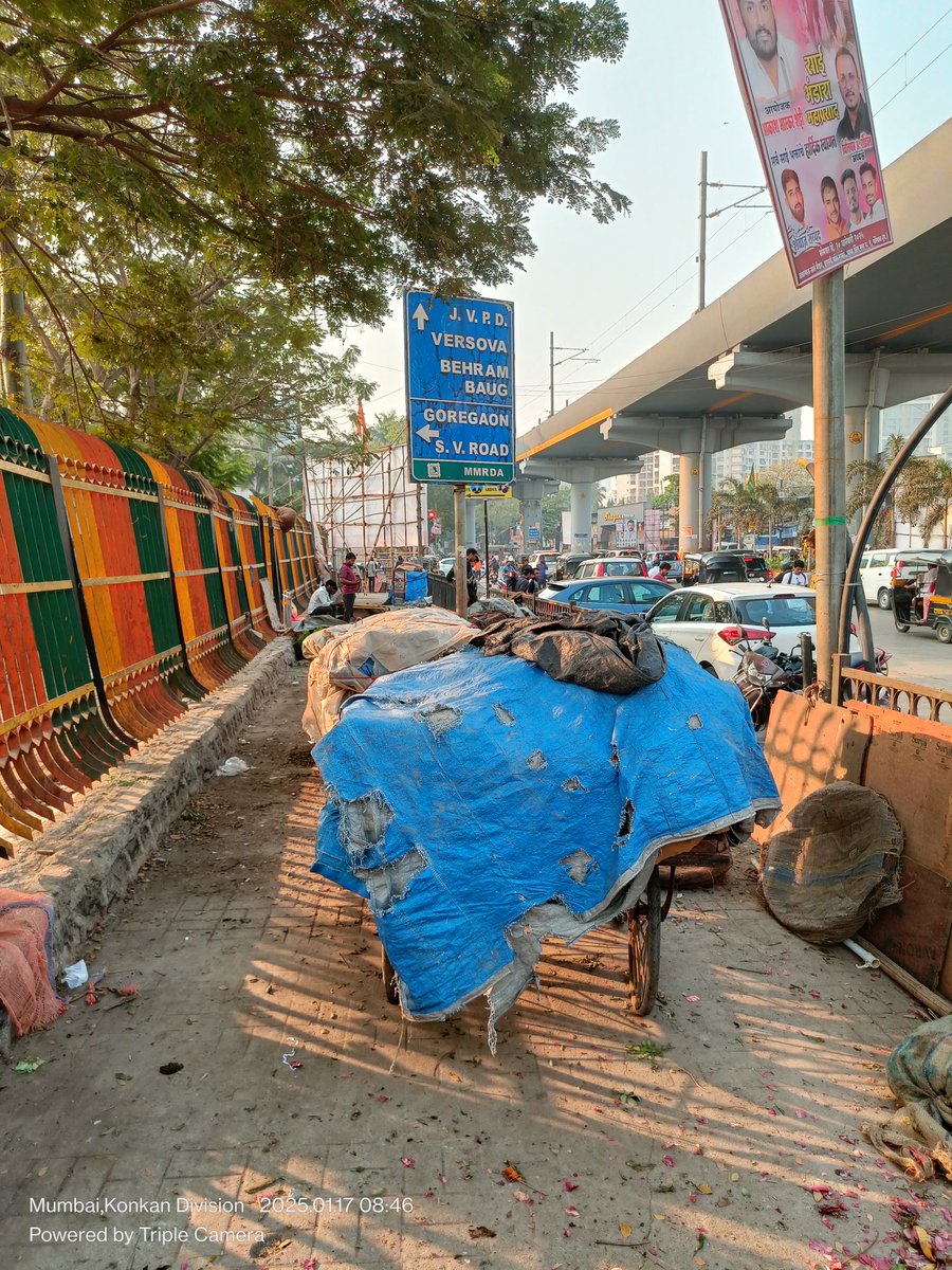 mid_waytimes's tweet photo. 🔴 Selective Targeting:
As per locals, the crackdown seems to target only those hawkers who refuse to pay weekly bribes to corrupt officials. Those who comply with these illegal demands are allegedly given tacit approval to continue operating, 
@cjv_555 @mybmcWardPS @arsun_raj https://t.co/jYiQiZ8QA0