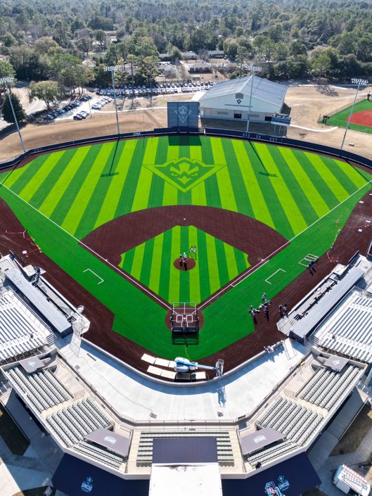 NCAABaseball's tweet image. Logo on the field is a nice touch 🤌

#NCAABaseball x 📸 @UNCWBaseball