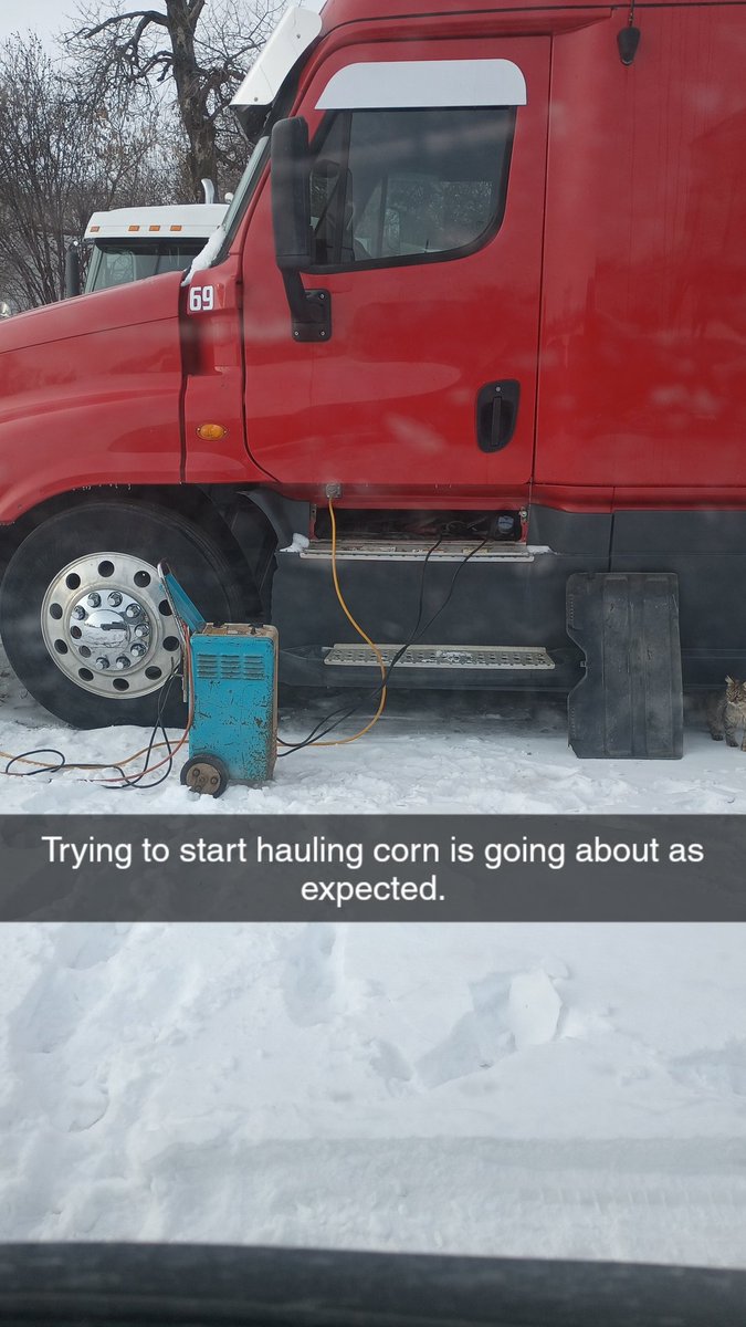 bar4j's tweet photo. First day of hauling corn went about as expected. https://t.co/urV8lOzU6S