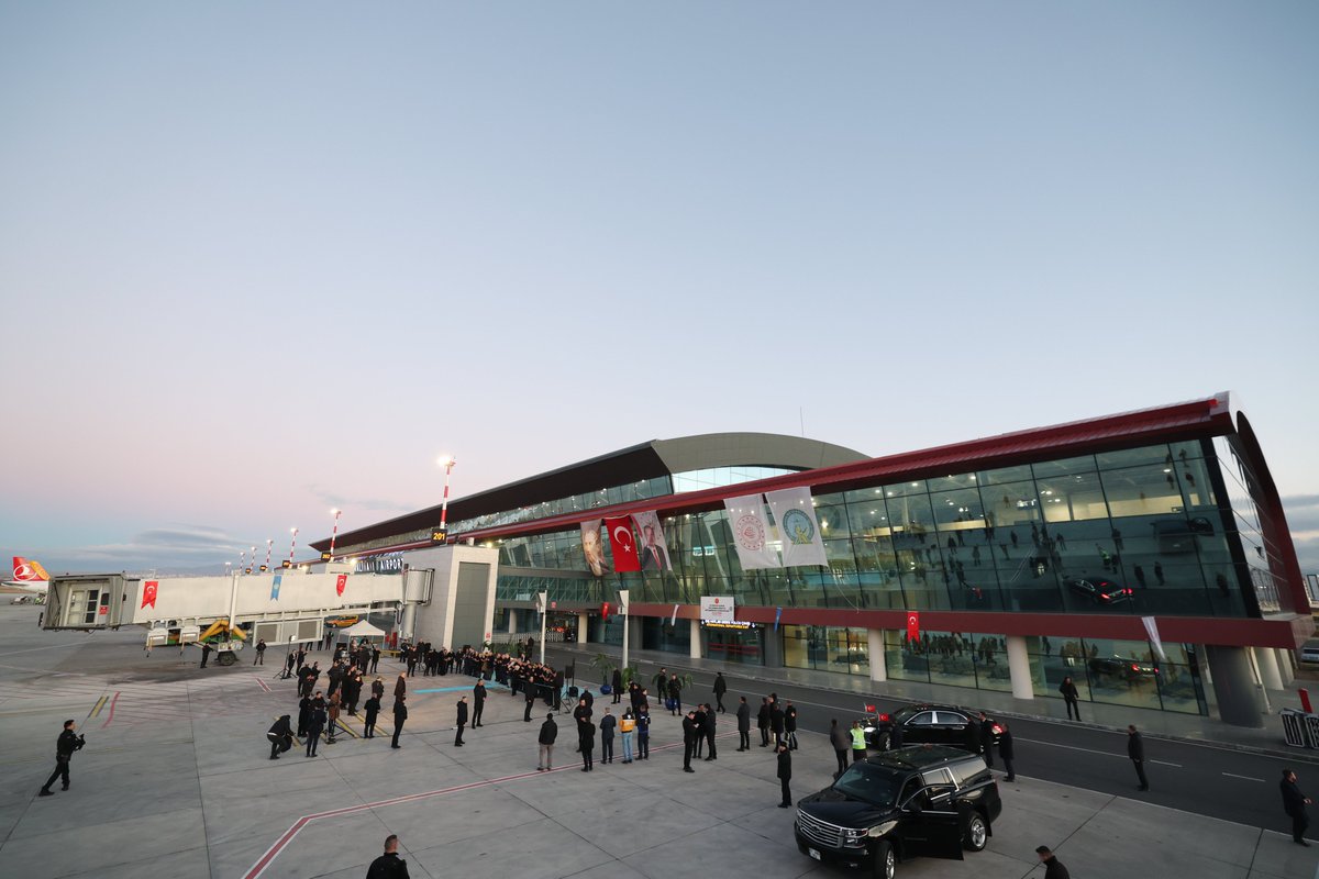 Bugün Kayseri Havalimanı yeni terminal binası ve apron yapımı projesinin resmî açılışını gerçekleştirdik. 

Yeni terminal binası ile Kayseri Havalimanı’nın yolcu kapasitesi yıllık 2,5 milyondan 6 milyona çıkmış oldu. Şehrimize hayırlı olsun.