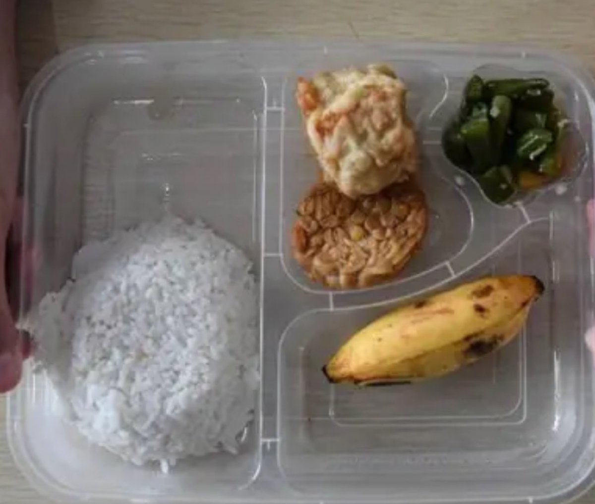 Eh wewek gombel! 
Temen deket gw di Jakarta pengusaha catering. Sehari2 pesenan datang utk acara2 TV, syuting, kementrian2 dll! 

Gw tau, harga utk nasi aja itu min Rp.35.000/box. 
😡Dan kenapa pula anak lu HARUS JADI PARAMETER sih???
Emang lu &amp; anak lu siapa??? 
Test: ambil 1