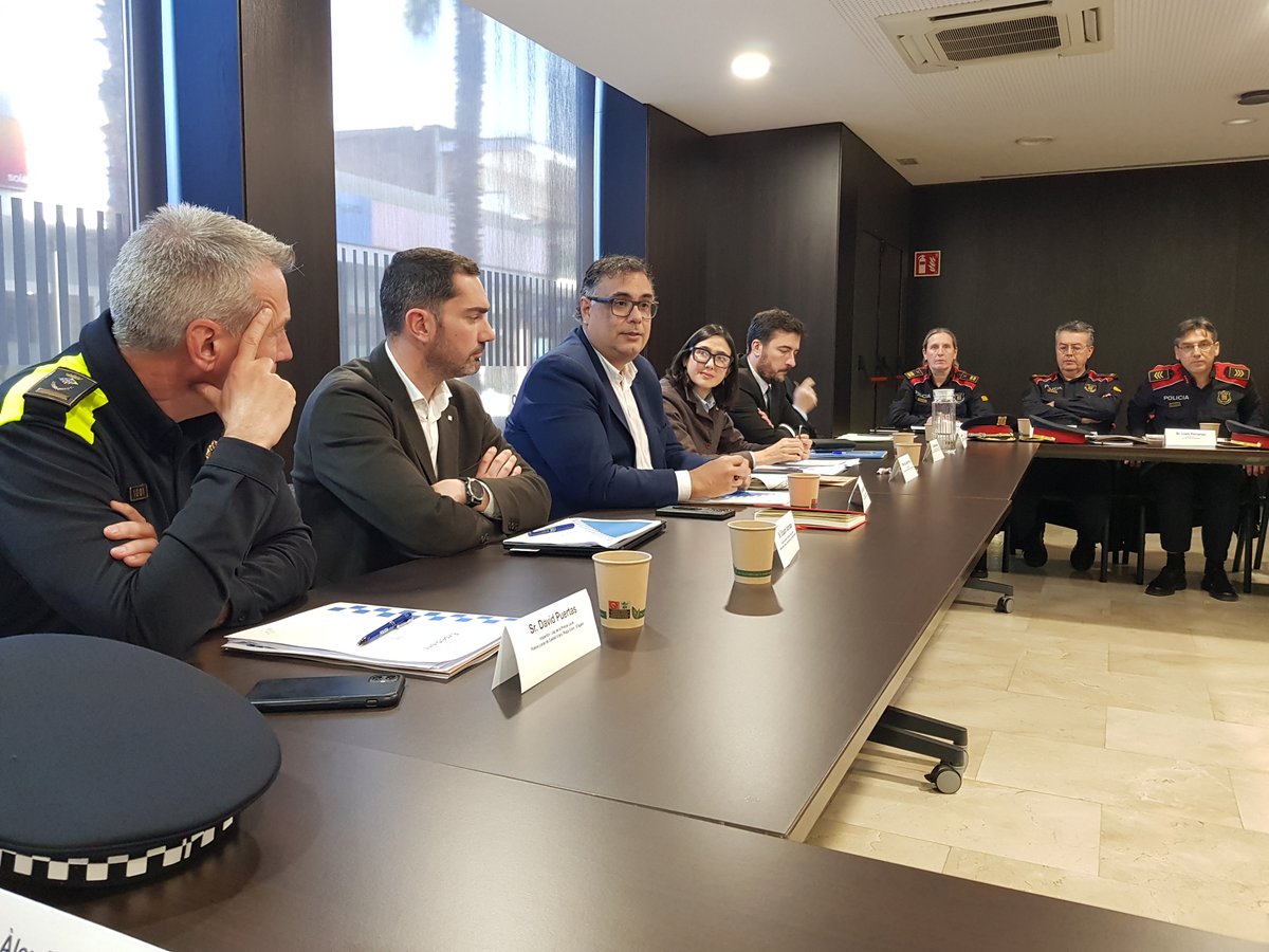 platjaropolicia's tweet photo. Avui s'ha reunit la Junta Local de Seguretat, òrgan que estableix les polítiques de seguretat local i fixa els criteris de coordinació, col·laboració i cooperació dels diversos cossos de policia i altres serveis de seguretat que actuen al municipi.

#apropteu https://t.co/Aj7ZXcJjDZ