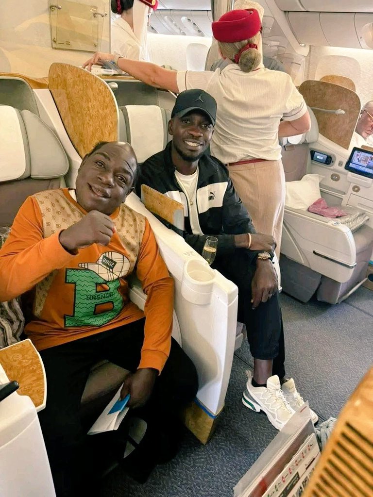 MubiruXavi's tweet photo. This is the reason to why I'll die loving HE  Robert Kyagulanyi Sentamu. Bwasuubiza atukiriza❤️✊ peace and love to the gods and goddess ASE. https://t.co/ZDsVihlTNK