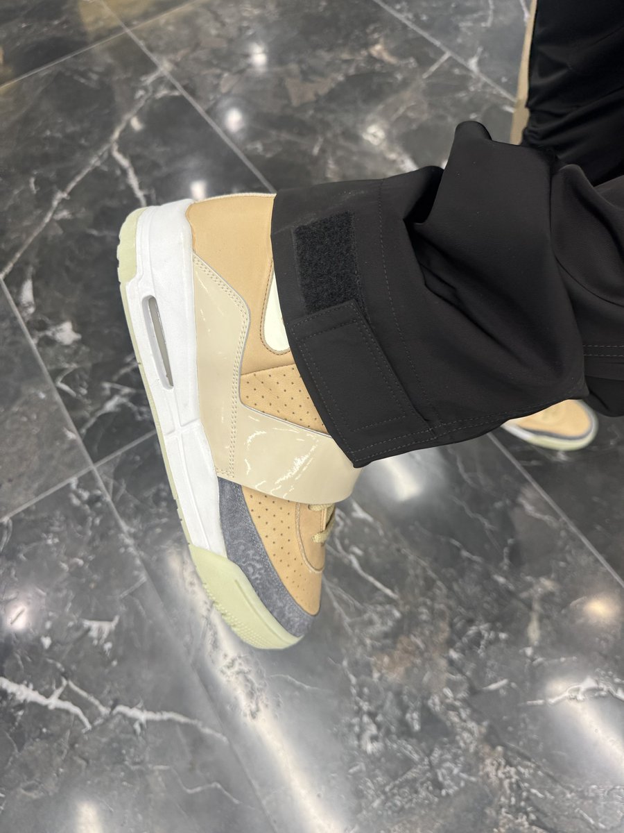 gabrielsalzr's tweet photo. broke out a deadstock pair 

y’all think they’re about to crumble like a chips ahoy cookie? https://t.co/F4x0jRGq1C