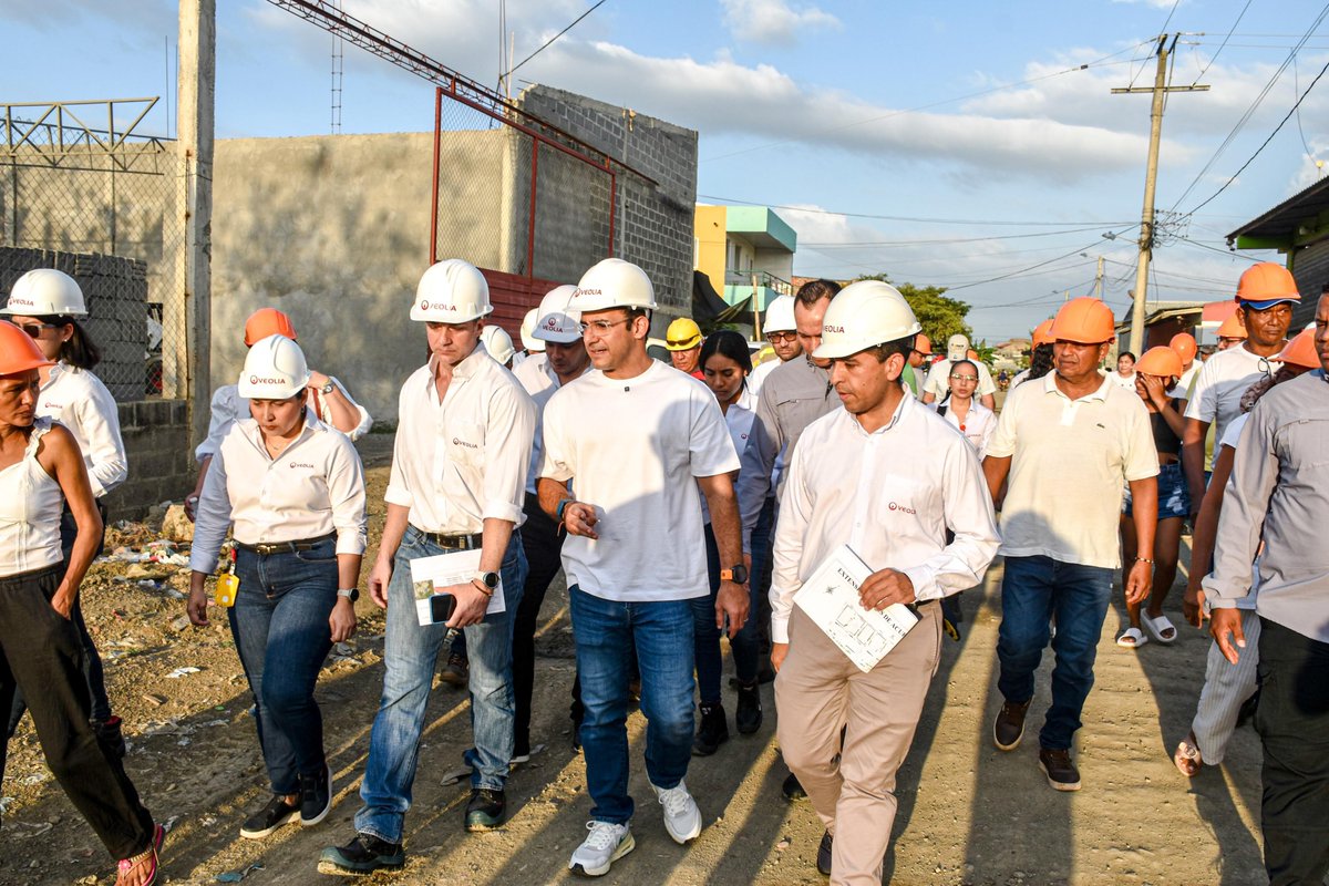 Veolia_Monteria's tweet photo. ¡Beneficiaremos a más de 2.250 habitantes del barrio Mandala con el proyecto de extensión de redes de acueducto! Junto a la @monterialcaldia y la comunidad inspeccionamos esta importante obra, que incluye más de 3.600 metros lineales de nuevas redes. https://t.co/2vTLK7xEx3