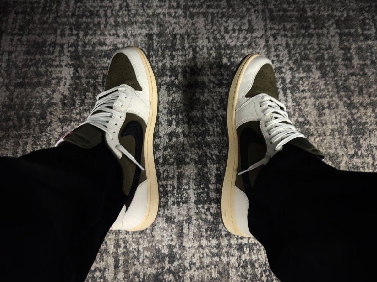 the00Beard's tweet photo. #kotd #firefridays #jordan1 #jordanlow #travies #travisscott #reverseolive #fyp #sneakers #wearyourkickz https://t.co/Iq4DYBd0z0
