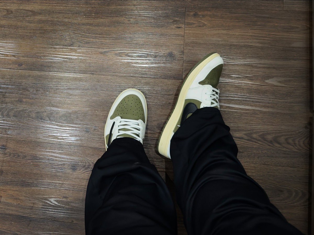 the00Beard's tweet photo. #kotd #firefridays #jordan1 #jordanlow #travies #travisscott #reverseolive #fyp #sneakers #wearyourkickz https://t.co/Iq4DYBd0z0
