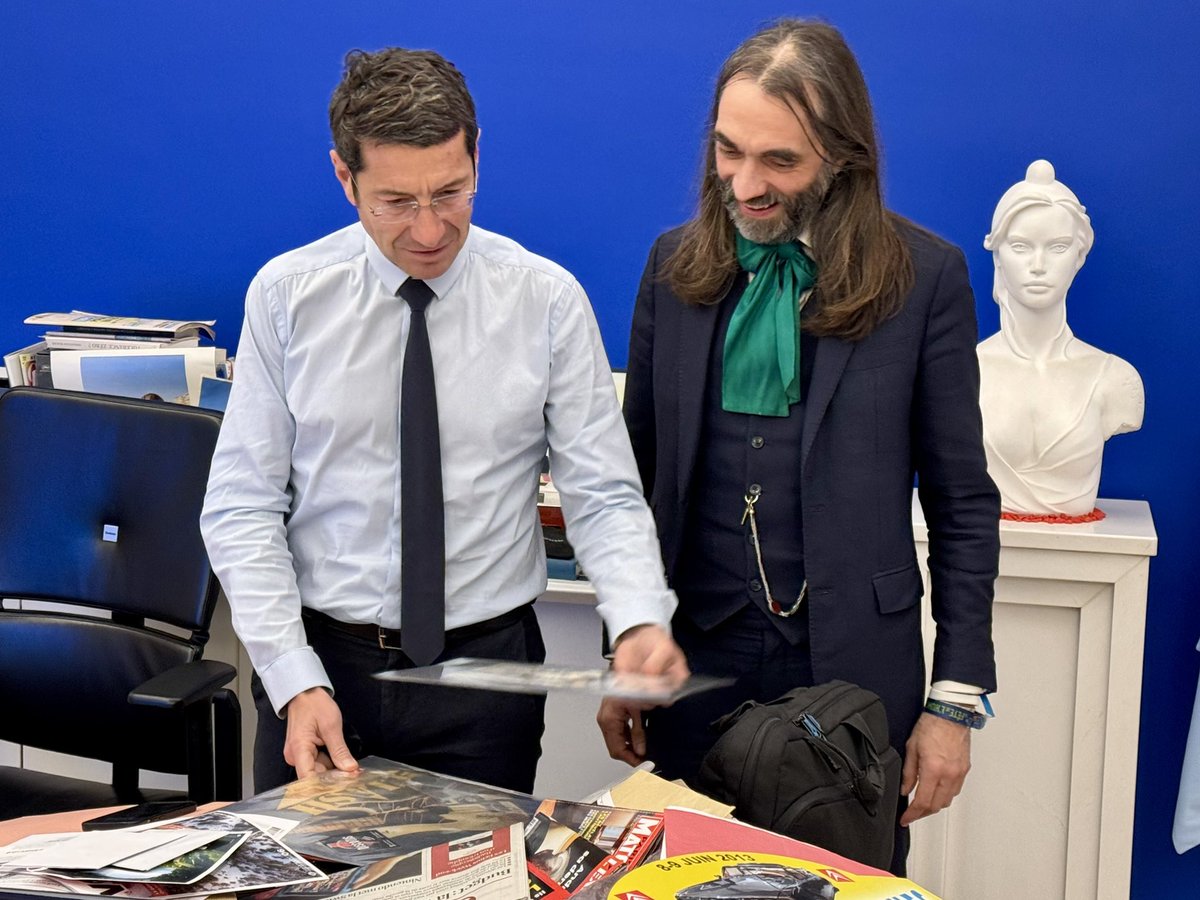 villecannes's tweet image. 🔴 Échanges entre @davidlisnard et Cédric Villani, mathématicien, lauréat de la médaille Fields, présent à Cannes dans le cadre de sa conférence sur l'intelligence artificielle, au Théâtre Alexandre III ce soir.