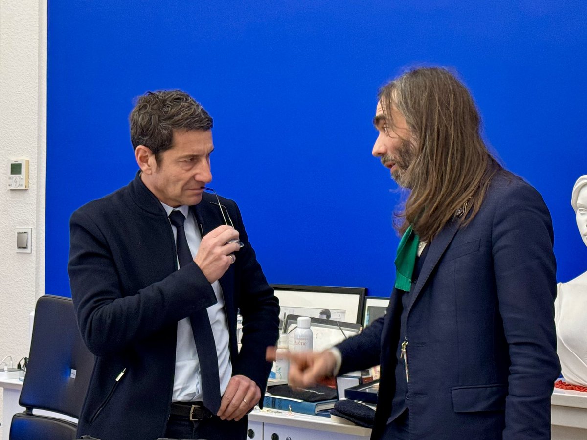 villecannes's tweet image. 🔴 Échanges entre @davidlisnard et Cédric Villani, mathématicien, lauréat de la médaille Fields, présent à Cannes dans le cadre de sa conférence sur l'intelligence artificielle, au Théâtre Alexandre III ce soir.