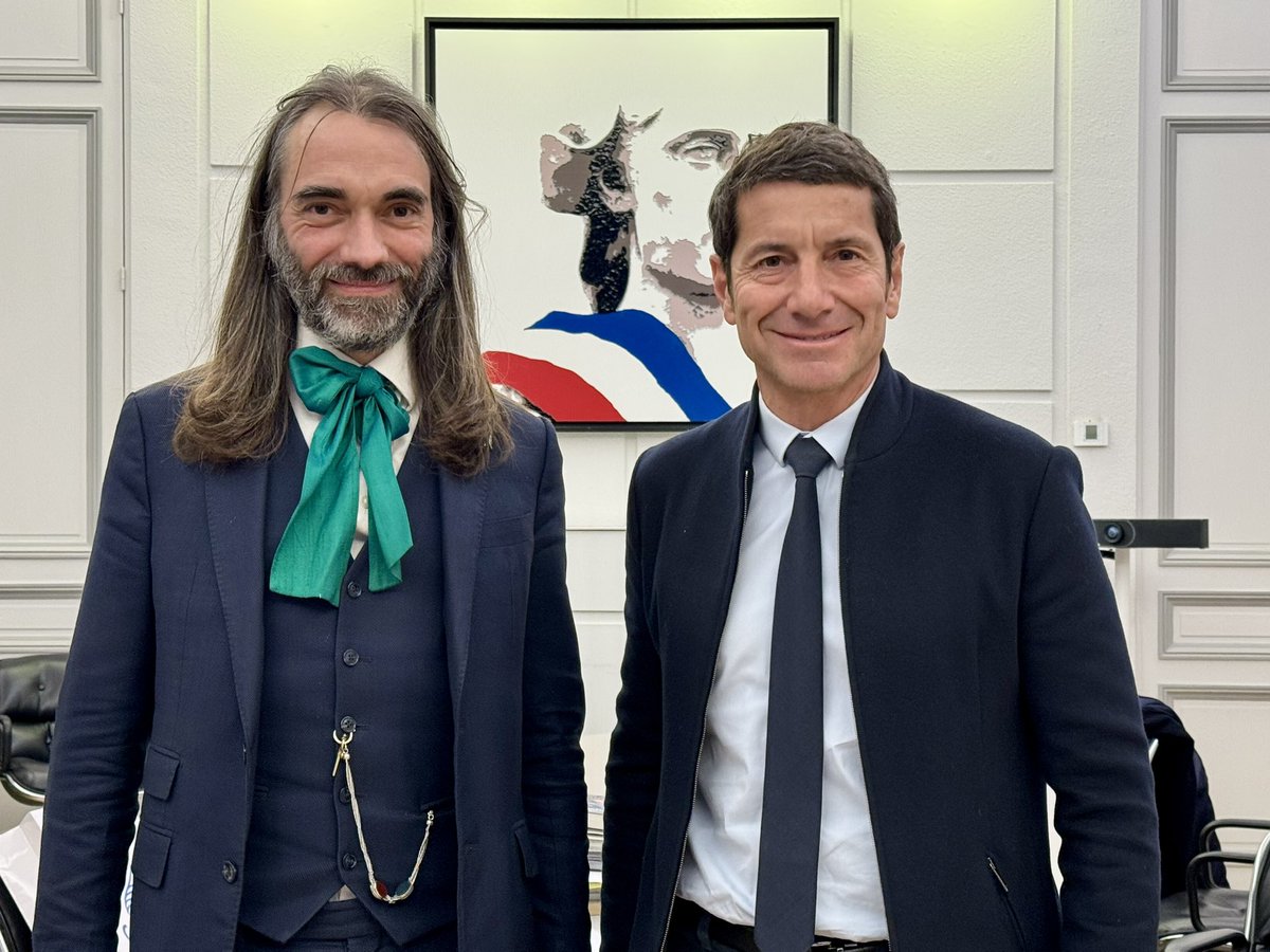 villecannes's tweet image. 🔴 Échanges entre @davidlisnard et Cédric Villani, mathématicien, lauréat de la médaille Fields, présent à Cannes dans le cadre de sa conférence sur l'intelligence artificielle, au Théâtre Alexandre III ce soir.