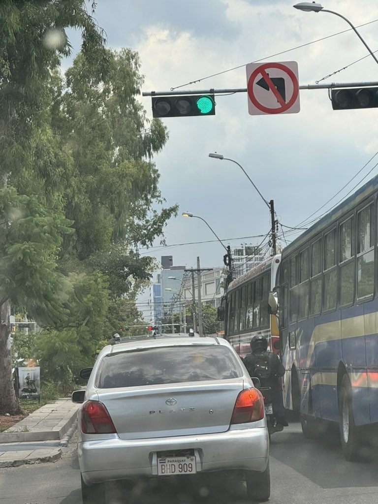 Porque carajooo no sincronizan los semáforos sobre san Martín??? Dios mío cada vez más horrible manejar, que formas de empeorar todo en esta ciudad!!!