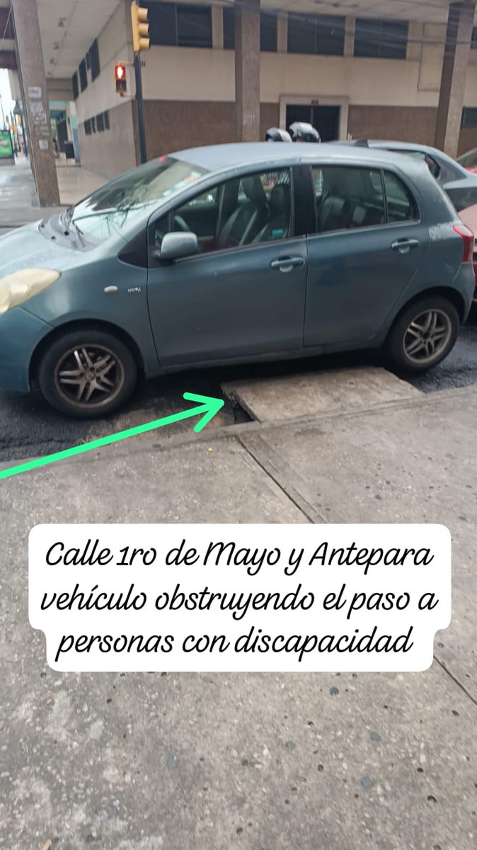 FARIDLE0N's tweet image. Calles 1ro de Mayo y Antepara en @GyeResponde, parquean los vehículos interrumpiendo el paso de @conadisecu Lo indignante que el "cuidador" de carro lo hizo parquear al conductor quien dejó el vehículo y se fue. @aquilesalvarez #NoHayRespeto @ATMGuayaquil @DanielNoboaOk