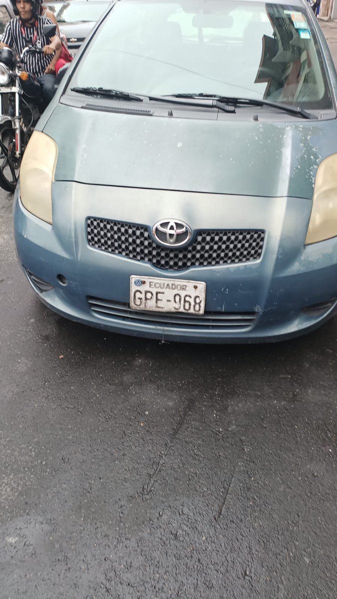 FARIDLE0N's tweet image. Calles 1ro de Mayo y Antepara en @GyeResponde, parquean los vehículos interrumpiendo el paso de @conadisecu Lo indignante que el "cuidador" de carro lo hizo parquear al conductor quien dejó el vehículo y se fue. @aquilesalvarez #NoHayRespeto @ATMGuayaquil @DanielNoboaOk