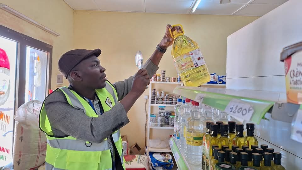 JusteMien's tweet photo. #Ouagadougou
La Brigade mobile de contrôle économique et de la répression des fraudes (#BMCRF) a effectué une opération de contrôle de prix et de qualité des produits de grande consommation ce vendredi à #Rayongo. Certaines boutiques ont été fermées et des produits saisis.#Lwili https://t.co/Ea6BRJURwE