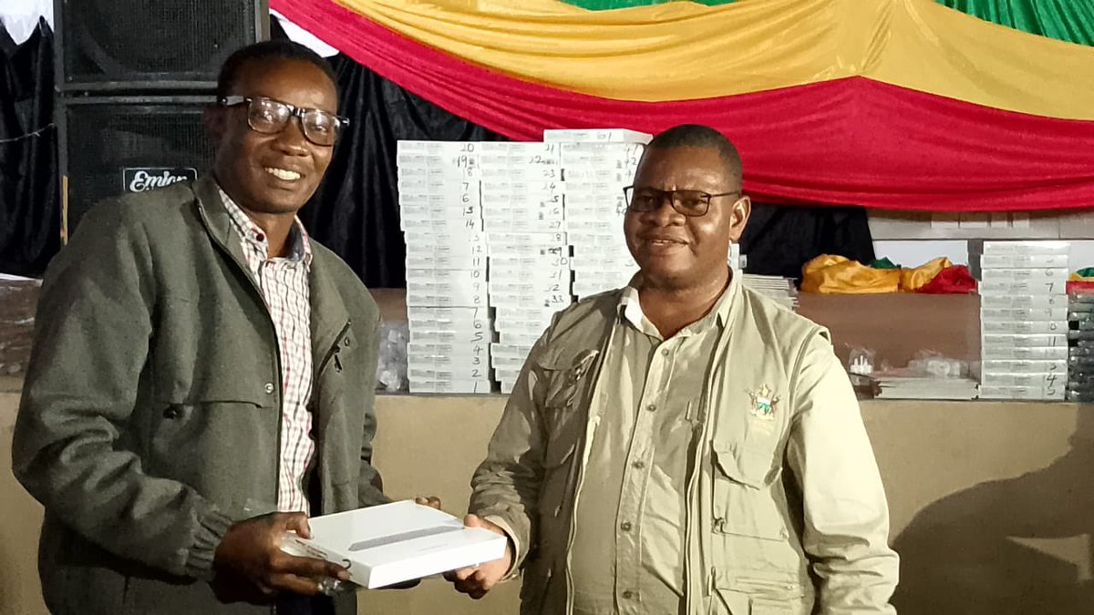 MoLAFWRD_Zim's tweet photo. *GWERU*: Following the successful distribution of 714 tablets in Mash. West today, the Perm Sec. Prof Dr. @obertjiri went on to distribute an additional 973 tablets to Midlands Province.

#ZimAgriculture 
#digitization
#EmpoweringFarmers
#AgricDevelopment 

#EDdelivers #V2030 https://t.co/FWNMEH2aX8
