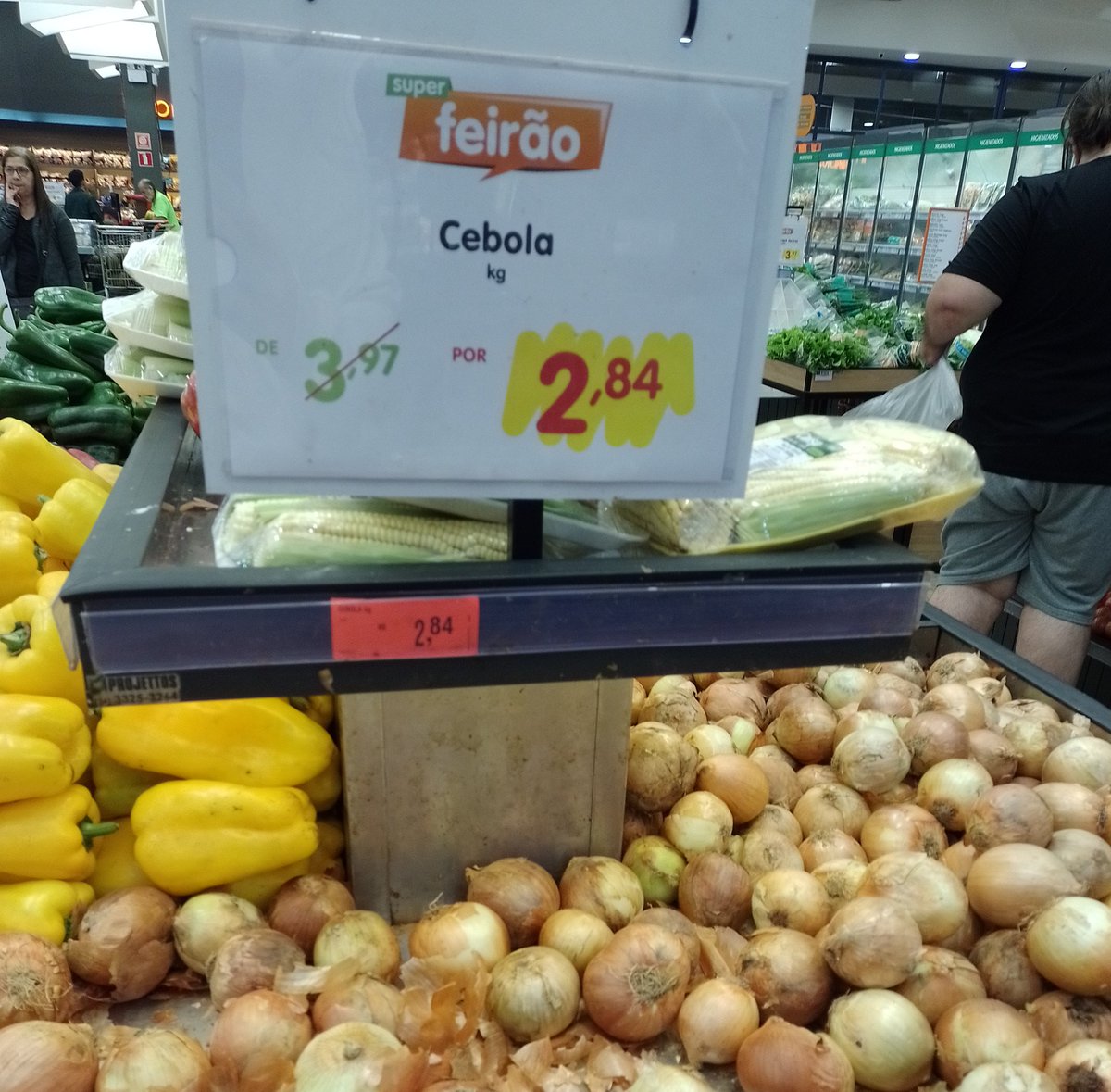 Analise2023's tweet photo. Impressionante como o preço de alguns legumes caiu em 1 ano. Batata e cebola estavam custando mais de 10 reais no 1⁰ semestre de 2024, agora já encontro por menos de 3 reais. Em 2024, a batata caiu 13% e a cebola 35%!

É verdade que alguns itens, como café e carne bovina, subiram muito, mas estamos longe do apocalipse que muitos tentam pintar na inflação de alimentos. A média foi de +3,86% em 2023/2024, enquanto entre 2019 e 2022, +11,75%.

De acordo com a Associação Brasileira de Supermercados (Abras), o consumo nos lares cresceu 7% em novembro, ante outubro.

📰 Supermercado Sonda, Tatuapé