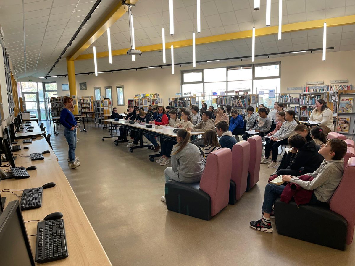La classe de CM2 de Mme Aldoma de l’école Robert Monnet est venue au CDI du collège Gaud ce vendredi 17/01/25 pour sa finale interne des « Petits champions de la lecture ». Le jury était composé de Mme Descombes et de six de ses élèves de 5e6.