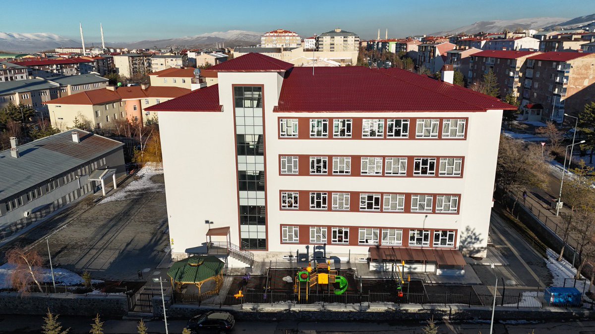 ErzurumValiligi's tweet photo. 1️⃣📚 Erzurum İl Milli Eğitim Müdürlüğü 2024 Faaliyetleri 

📌Bugün itibarıyla 2024-2025 eğitim-öğretim yılının ilk dönemini tamamlamış bulunmaktayız. Bu vesileyle Erzurum İl Milli Eğitim Müdürlüğü 2024 yılında yürütülen faaliyetlere ilişkin bir rapor yayımladı. 

📈Erzurum İl Milli Eğitim Müdürlüğünün raporuna göre;

🗓️2023-2024 eğitim öğretim yılında,

✅ 24 eğitim yatırımı tamamlandı:
Toplam proje bedeli 526.256.100 TL.

✅ 423 okulumuzun büyük onarımı tamamlandı:
Onarımlar için 287.354.409 TL harcandı.

✅ Doğalgaz dönüşümü hızla devam ediyor:
•2023’te 244 okul,
•2024’te 49 okul doğalgaza kavuştu.

🏆 2024 yılında Erzurum, TÜBİTAK 55. Lise Öğrencileri Araştırma Projeleri Yarışması başvurularında Türkiye 1️⃣.si oldu.
 
📌Öğrencilerimize 2024-2025 eğitim öğretim yılının ikinci döneminde de başarılar diliyoruz.