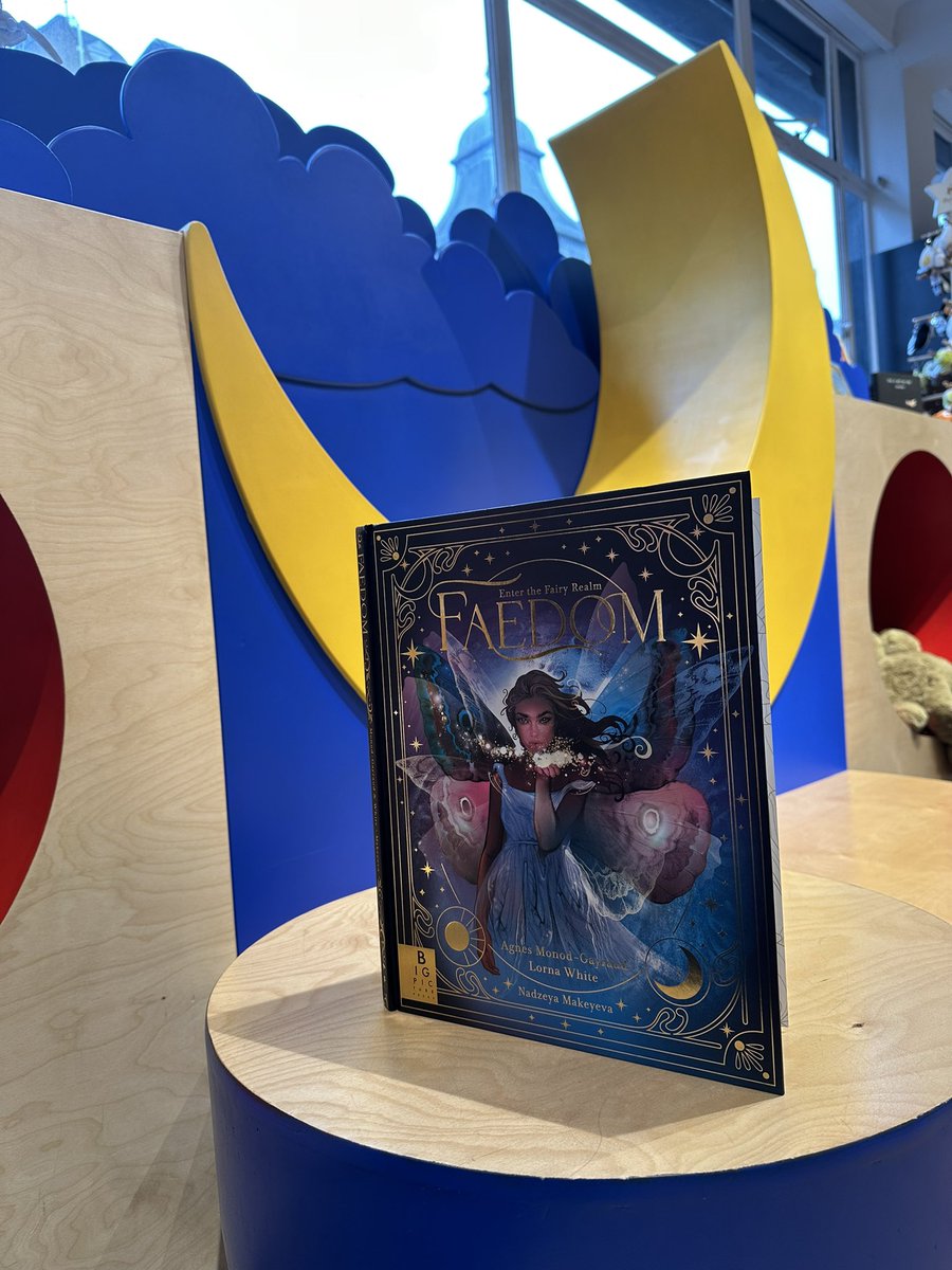 AgnesMonodaze's tweet photo. Fairies basking in the glow of the Moon at @WaterstonesPicc ✨🧚🏽🌙 #faedom https://t.co/8PLYD69BGw