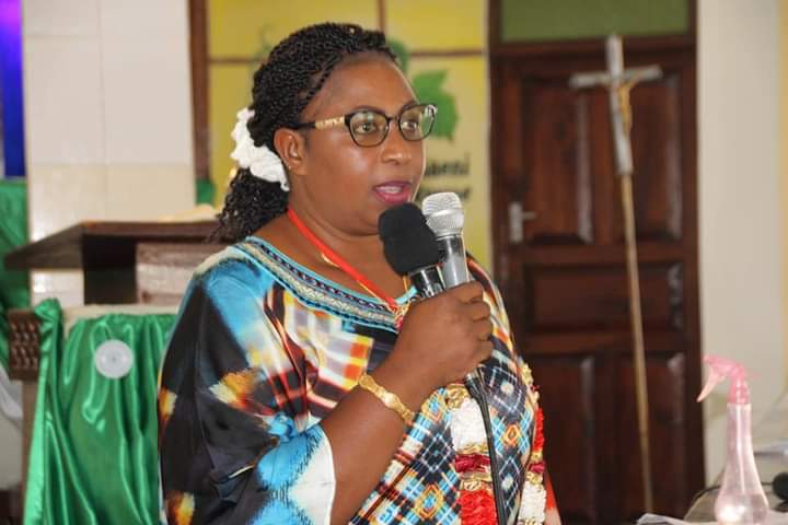 _James041's tweet photo. Name : Aisha Jumwa
Education: Form Four Drop out 
Grade: D+
Position: Chairperson Kenya Roads Board.

Unemployed Civil Engineers in Kenya: 200,000+

Decision: #RutoMustGo https://t.co/VBrWWHUt9T