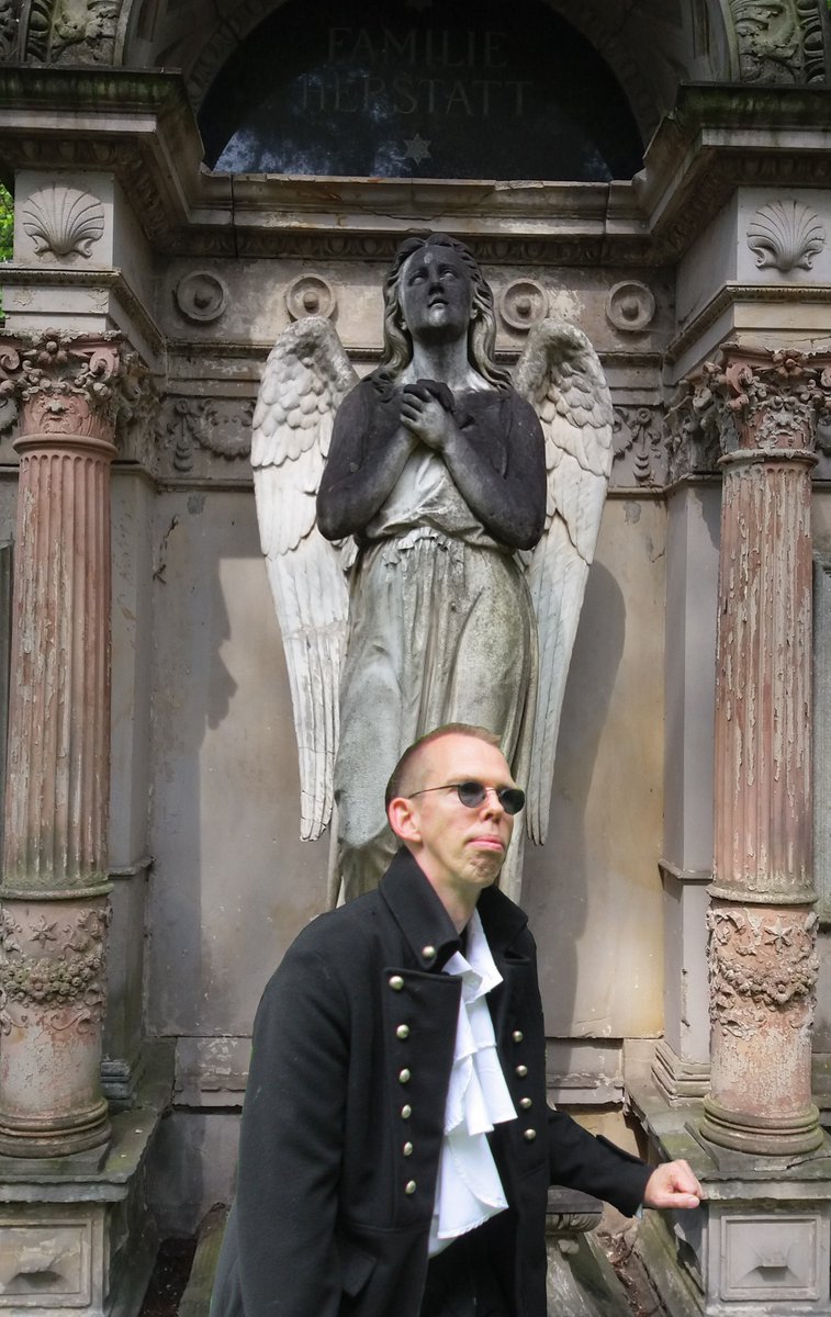 Explizit Einsam #gothic #darkwave #mittelalter #darkambient #neuedeutschetodeskunst #grab #grave #graveyard #cemetary #friedhof #melatenfriedhof #köln #cologne #goth #gothboy #gothlife #expliziteinsam #andreasohle