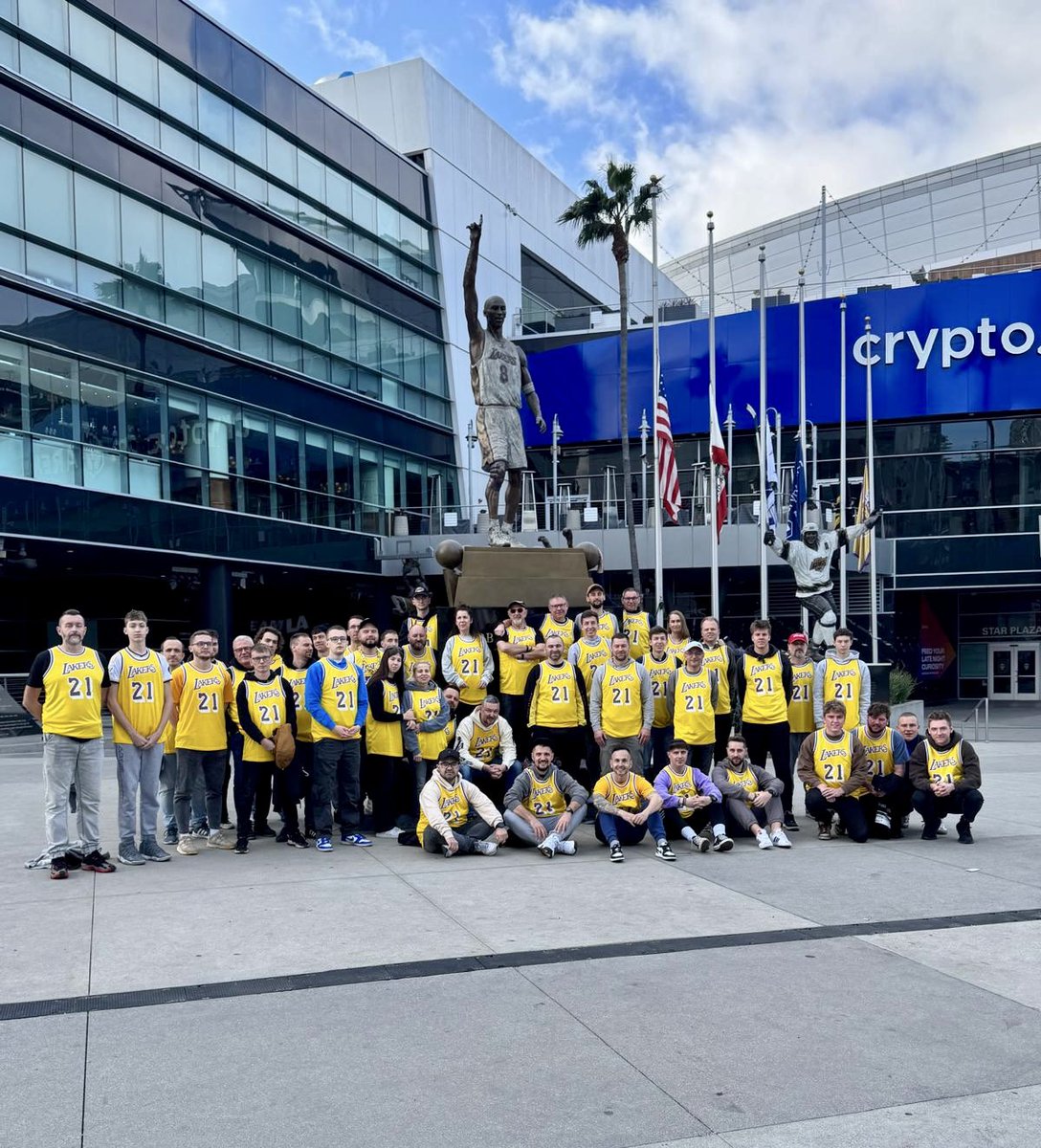 Heroes come and go, but legends are forever 💛💜 Całą grupą wybraliśmy się dziś pod pomnik Kobego Bryanta. Lecimy dalej, kierunek San Francisco ✈️

Thank you for the beautiful memories <a href="/Lakers/">Los Angeles Lakers</a> <a href="/ShowtimeCooper/">Michael Cooper</a>! 🫡