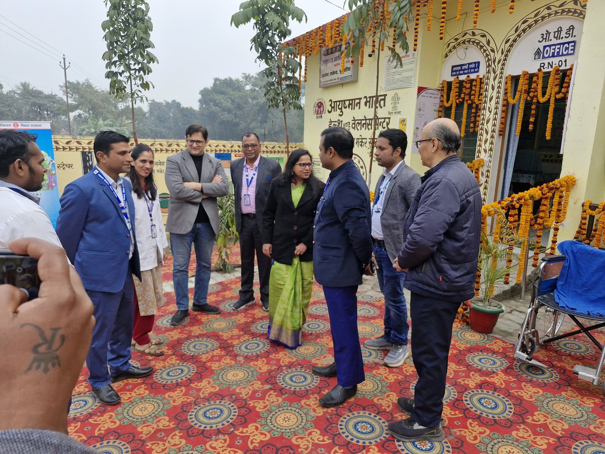 Saran_dm's tweet photo. #healthandwellnesscenter #AyushmanBharat #Bihar #saran #chapra 
@IPRDBihar

केंद्रीय टीम ने फुलवरिया आयुष्मान आरोग्य मंदिर का किया एनक़्यूएएस का असेस्मेंट 

• राज्यस्तर से मिला चुका राष्ट्रीय गुणवत्ता आश्वासन मानक का सर्टिफिकेट 
• राज्य स्तरीय रैंकिंग में मिला 91 प्रतिशत अंक 
• नेशनल सर्टिफाइड होने पर तीन साल तक मिलेगा सलाना 1.26 लाख रूपये 
• दो सदस्यीय टीम ने विभिन्न बिन्दुओ पर किया मूल्यांकन 

छपरा।  स्वास्थ्य विभाग की परिकल्पना है कि सुदूर ग्रामीण क्षेत्र में भी लोगों को उच्च गुणवत्ता और बेहतर स्वास्थ्य सुविधा मिले, इसके लिए कई स्तर प्रयास जारी है। आयुष्मान आरोग्य मंदिर पर भी मरीजों को बेहतर स्वास्थ्य मिले इसके लिए राष्ट्रीय गुणवत्ता आश्वासन मानक के तहत सर्टिफाइड करने का प्रयास जारी है। इसी कड़ी में शुक्रवार को दो सदस्ययी केंद्रीय टीम ने राष्ट्रीय गुणवत्ता आश्वासन मानक के तहत सारण के मकेर प्रखंड के फुलवरिया स्थित आयुष्मान आरोग्य मंदिर ( हेल्थ एंड वेलनेस सेंटर) का मूल्यांकन किया गया। टीम में शामिल  जम्मू कश्मीर के मेडिकल कॉलेज के सहायक प्रोफेसर डॉ विवेक महाजन और सफदरजंग हॉस्पिटल दिल्ली के डॉ जीशा श्रीकुमारण  ने आयुष्मान आरोग्य मंदिर पर उपलब्ध स्वास्थ्य सुविधाओं के गहनता से मूल्यांकन किया। इस दौरान स्वास्थ्य केंद्र की आधार भूत संरचना, दवा की रख-रखाव और उपलब्धता, जाँच घर, टीकाकरण कक्ष, प्रसव पूर्ण जाँच कॉर्नर, परिवार नियोजन कॉर्नर, बायो मेडिकल बेस्ट प्रबंधन, डाक्यूमेंट्स, मरीजों को मिलने वाली सेवाएं आदि का जाँच किया। साथ हीं ड्यूटी पर तैनात सीएचओ और एएनएम से आवश्यक पूछताछ की गयी। निरीक्षण के दौरान टीम ने केंद्र पर इलाज कराने आए मरीजों से बातचीत की। मरीजों ने बताया कि आयुष्मान आरोग्य मंदिर ने उनके लिए स्वास्थ्य सेवाओं को सुलभ बना दिया है। एक मरीज ने कहा, अब हमें इलाज के लिए दूर नहीं जाना पड़ता। यहाँ घर के पास ही इलाज और दवाएं मिल जाती हैं, जिससे समय और पैसे की बचत होती है। इस मौके प्रभारी चिकित्सा पदाधिकारी डॉ गोपाल कृष्ण, डीपीएम अरविन्द कुमार, डीपीसी रमेश चंद्र कुमार, बीएचएम रत्नेश कुमार, बीएमएनई अमित कुमार, बीसीएम विकास कुमार, सीएचओ वंदना बेनिवाल, एएनएम रुपम, एएनएम सोनी कुमारी, एएनएम कामिनी, पीएसआई से राजीव श्रीवास्तव, सिफार के डीपीसी गनपत आर्यन, वीबीडीएस मारुती करुणाकर,काउंसलर शुभम समेत अन्य मौजूद थे। 

आयुष्मान आरोग्य मंदिर के विभिन्न मानकों पर मूल्यांकन: 

टीम के सदस्यों ने बताया कि राष्ट्रीय गुणवत्ता आश्वासन मानक प्रमाण-पत्र प्रदान करने के लिए विशेषज्ञों की टीम द्वारा आयुष्मान आरोग्य मंदिर की सेवाओं और संतुष्टि स्तर का विभिन्न मानकों पर मूल्यांकन किया जाता है। इनमें उपलब्ध सेवाएँ, मरीजों के अधिकार, इनपुट, सपोर्ट सर्विसेस, क्लिनिकल सर्विसेस, इन्फेक्शन कंट्रोल, गुणवत्ता प्रबंधन और आउटकम जैसे पैरामीटर शामिल हैं। इन कड़े मानकों पर खरा उतरने वाले आयुष्मान आरोग्य मंदिर को ही केंद्रीय स्वास्थ्य मंत्रालय द्वारा गुणवत्ता प्रमाण-पत्र जारी किये जाते हैं।

राज्य स्तर से मिल चुका है एनक़्यूएएस का प्रमाण पत्र:

डीपीसी सह इंचार्ज डीसीक्यूए रमेश चंद्र कुमार ने बताया कि फुलवरिया आयुष्मान आरोग्य मंदिर  पहले राज्य स्तर से राष्ट्रीय गुणवत्ता आश्वासन मानक के तहत सर्टिफाइड हो चुका है। राज्य स्तरीय रैंकिंग में इस सेंटर को कुल 91 प्रतिशत अंक प्राप्त हुआ था। राज्य स्तर से प्रमाणित होने के बाद नेशनल सर्टिफिकेशन के लिए अप्लाई किया गया था। जिसके बाद सेंट्रल टीम ने मूल्यांकन किया गया। नेशनल सर्टिफिकेशन के लिए कम से कम 70% अंक आवश्यक है। अगर यह सेंटर नेशनल सर्टिफाइड हो जाता है तो केंद्र सरकार द्वारा 3 साल तक प्रत्येक वर्ष 1.26 लाख रूपये दिया जायेगा। जो आयुष्मान आरोग्य मंदिर के उन्नयन में ख़र्च किया जायेगा। 

हर नागरिक को उच्चतम स्तर की चिकित्सा सेवाएं मिले :

जिला स्वास्थ्य समिति के डीपीएम अरविन्द कुमार ने बताया कि राष्ट्रीय गुणवत्ता आश्वासन मानक का उद्देश्य सरकारी स्वास्थ्य सेवाओं को वैश्विक सर्वोत्तम मानकों के अनुरूप ढालना है। इसके तहत स्वास्थ्य केंद्रों के लिए पूर्व निर्धारित मानकों के आधार पर मूल्यांकन किया जाता है। इन मानकों में साफ-सफाई, मरीजों को मिलने वाली सुविधाएं, उपकरणों की स्थिति, उपचार की प्रक्रिया और रोगियों की संतुष्टि शामिल हैं। साथ ही, मानक संचालन प्रक्रियाओं और प्रोटोकॉल के पालन की भी जांच की जाती है। एनक्वास का मुख्य उद्देश्य स्वास्थ्य केंद्रों को अपनी गुणवत्ता का आकलन करने और उसे सुधारने के लिए प्रेरित करना है.