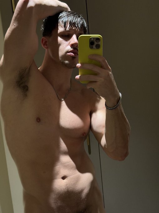 Watch Zac's leaked NSFW photo on TwXstars